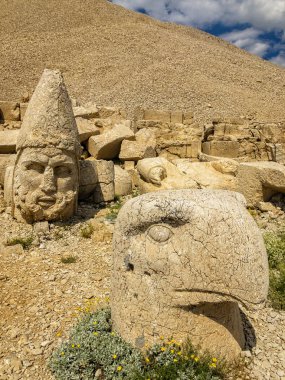 Nemrut Dagi zirvesi yakınlarındaki bazı heykellerin panoramik görüntüsü. Commagene Kralı I. Antiochus Nemrut Dağı 'nın zirvesine devasa heykellerle çevrili bir mezar tapınağı inşa etti. Türkiye
