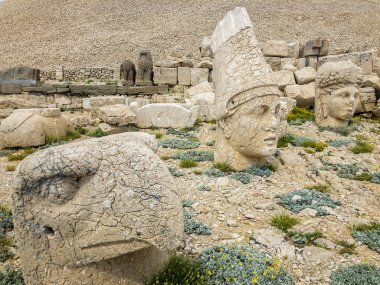 Nemrut Dagi zirvesi yakınlarındaki bazı heykellerin panoramik görüntüsü. Commagene Kralı I. Antiochus Nemrut Dağı 'nın zirvesine devasa heykellerle çevrili bir mezar tapınağı inşa etti. Türkiye
