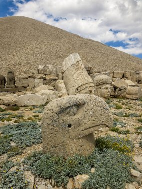 Nemrut Dagi zirvesi yakınlarındaki bazı heykellerin panoramik görüntüsü. Commagene Kralı I. Antiochus Nemrut Dağı 'nın zirvesine devasa heykellerle çevrili bir mezar tapınağı inşa etti. Türkiye