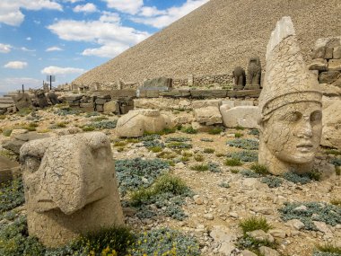 Nemrut Dagi zirvesi yakınlarındaki bazı heykellerin panoramik görüntüsü. Commagene Kralı I. Antiochus Nemrut Dağı 'nın zirvesine devasa heykellerle çevrili bir mezar tapınağı inşa etti. Türkiye