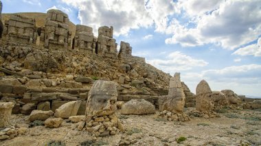 Nemrut Dagi zirvesi yakınlarındaki bazı heykellerin panoramik görüntüsü. Commagene Kralı I. Antiochus Nemrut Dağı 'nın zirvesine devasa heykellerle çevrili bir mezar tapınağı inşa etti. Türkiye