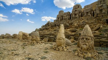 Nemrut Dagi zirvesi yakınlarındaki bazı heykellerin panoramik görüntüsü. Commagene Kralı I. Antiochus Nemrut Dağı 'nın zirvesine devasa heykellerle çevrili bir mezar tapınağı inşa etti. Türkiye