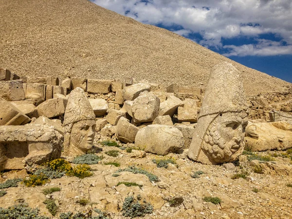 Nemrut Dagi 꼭대기 근처에 조각상들의 파노라마같은 아테나 므루트 꼭대기에 석상들이 — 스톡 사진