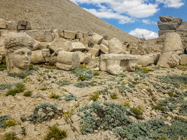 Nemrut Dagi 꼭대기 근처에 조각상들의 파노라마같은 아테나 므루트 꼭대기에 석상들이 — 스톡 사진