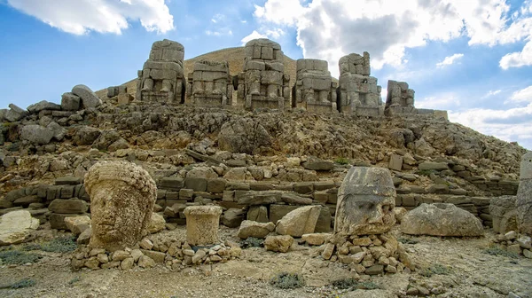 Nemrut Dagi 꼭대기 근처에 조각상들의 파노라마같은 아테나 므루트 꼭대기에 석상들이 — 스톡 사진