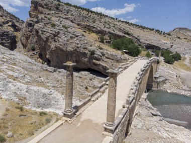 Severan Köprüsü 'nün havadan görünüşü, Nemrut Dagi ve Adiyaman yakınlarındaki bir Roma köprüsü. Roma İmparatoru Lucius Septimius Severus 'un kadim sütunlarıyla çevrili yol.