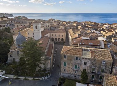 Katedralin havadan görünüşü, Romen Maria Santissima Katedrali. Tropea, Calabria 'nın çatı ve evleri. İtalya. 