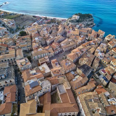 Tropea 'nın havadan görünüşü, kayadaki ev ve Santa Maria dell' Isola, Calabria Sığınağı. İtalya. Güney İtalya 'nın en ünlü turizm beldeleri, Sant' Eufemia körfezindeki bir uçurumun kıyısındaki tatil beldesi. Çatılar.