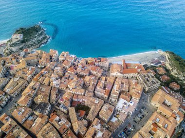 Tropea 'nın havadan görünüşü, kayadaki ev ve Santa Maria dell' Isola, Calabria Sığınağı. İtalya. Güney İtalya 'nın en ünlü turizm beldeleri, Sant' Eufemia körfezindeki bir uçurumun kıyısındaki tatil beldesi. Çatılar.