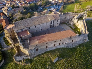 Norman Swabian hava görünümünü castle, Vibo Valentia, Calabria, İtalya. Gökyüzü, evler ve çatılar görülen şehir genel bakış