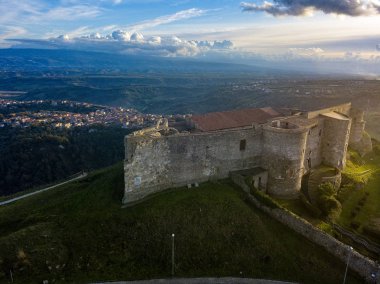 Norman Swabian hava görünümünü castle, Vibo Valentia, Calabria, İtalya. Gökyüzü, evler ve çatılar görülen şehir genel bakış