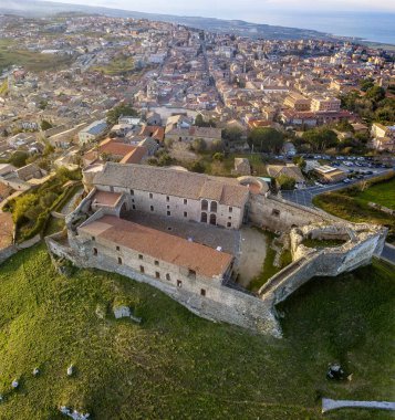 Norman Swabian hava görünümünü castle, Vibo Valentia, Calabria, İtalya. Gökyüzü, evler ve çatılar görülen şehir genel bakış