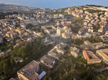 Katedral Meydanı, Santa Maria Maggiore veya San Leoluca, Belediye park, hava görünümünü evler ve çatılar, kent içi, Vibo Valentia, Calabria, İtalya. Kilise