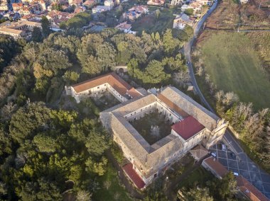 Convento di Sant 'Antonio, Padri Cappuccini' nin hava manzarası. 1631 'de Sant' Antonio 'nun 17. yüzyıldaki kilisesinin yanında inşa edilmiş bir Capuchins manastırıydı. Vibo Valentia, Calabria. İtalya