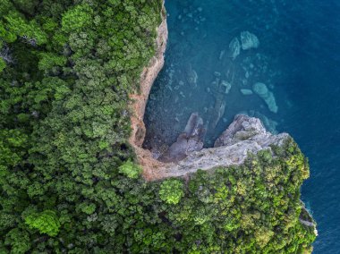 Dik bir uçurumun havadan görünüşü, Karadağ kıyılarının bozulmamış doğası. Akdeniz kıyılarında sırayla deniz mağaraları ve körfezler var.