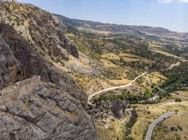 Kahta Kalesi 'nin havadan görüntüsü, Kalesi. Eski Kahta 'daki Yeni Kale Kalesi dik bir yamacı olan bir tepenin üzerine tünemiştir. Malikanenin duvarları tüm tepenin etrafını sarar. Nemrut Dağı 'na çok yakın. Anadolu. Türkiye