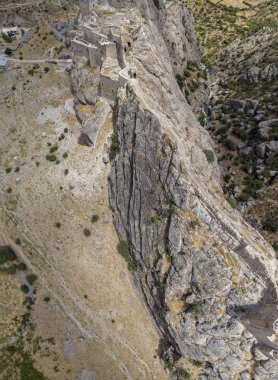 Kahta Kalesi 'nin havadan görüntüsü, Kalesi. Eski Kahta 'daki Yeni Kale Kalesi dik bir yamacı olan bir tepenin üzerine tünemiştir. Malikanenin duvarları tüm tepenin etrafını sarar. Nemrut Dağı 'na çok yakın. Anadolu. Türkiye