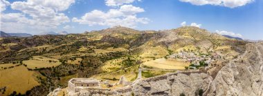 Kahta Kalesi 'nin havadan görüntüsü, Kalesi. Eski Kahta 'daki Yeni Kale Kalesi dik bir yamacı olan bir tepenin üzerine tünemiştir. Malikanenin duvarları tüm tepenin etrafını sarar. Nemrut Dağı 'na çok yakın. Anadolu. Türkiye