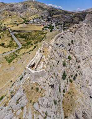 Kahta Kalesi 'nin havadan görüntüsü, Kalesi. Eski Kahta 'daki Yeni Kale Kalesi dik bir yamacı olan bir tepenin üzerine tünemiştir. Malikanenin duvarları tüm tepenin etrafını sarar. Nemrut Dağı 'na çok yakın. Anadolu. Türkiye