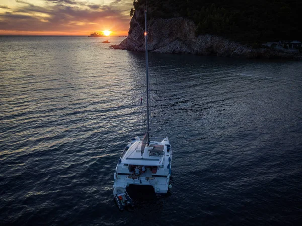 Aerial View Cliff Overlooking Sea Catamaran Moored Sunset Boat Buljarica — Stock Photo, Image