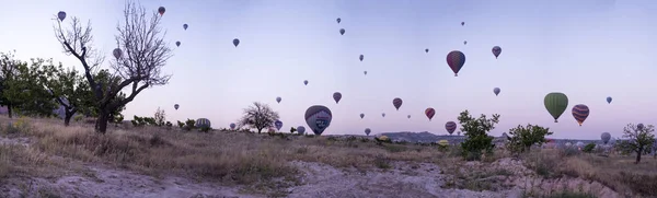 土耳其卡帕多西亚 2019年8月7日 传统的热气球在黎明时分漂浮在阿纳托利亚中部历史上充满奇异自然奇观的卡沃辛山谷上空 — 图库照片