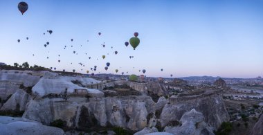 Kapadokya, Türkiye, Avrupa, 07 / 08 / 2019: Şafakta yüzen sıcak hava balonları ve Orta Anadolu 'nun tarihi bölgesinin tarihi bölgesi Cavusin çevresindeki olağanüstü doğal güzelliklere sahip vadi manzarası