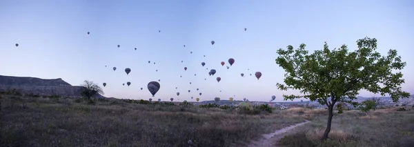 土耳其卡帕多西亚 2019年8月7日 传统的热气球在黎明时分漂浮在阿纳托利亚中部历史上充满奇异自然奇观的卡沃辛山谷上空 — 图库照片
