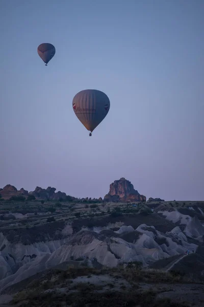 Kappadokien Turkiet Europa 2019 Varmluftsballonger Flyter Gryningen Och Utsikt Över — Stockfoto