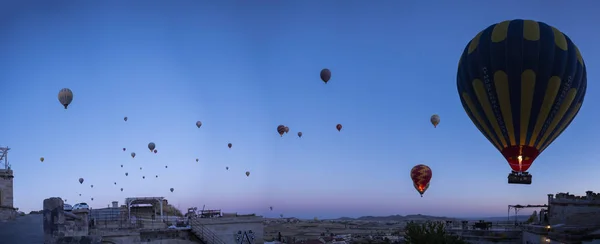 Kappadokien Turkiet Europa 2019 Varmluftsballonger Svävar Gryningen Himlen Över Terrass — Stockfoto