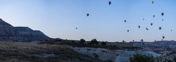 土耳其卡帕多西亚 2019年8月7日 热气球在黎明时分飘扬 俯瞰安纳托利亚中部历史名胜古迹卡武辛附近的山谷 — 图库照片
