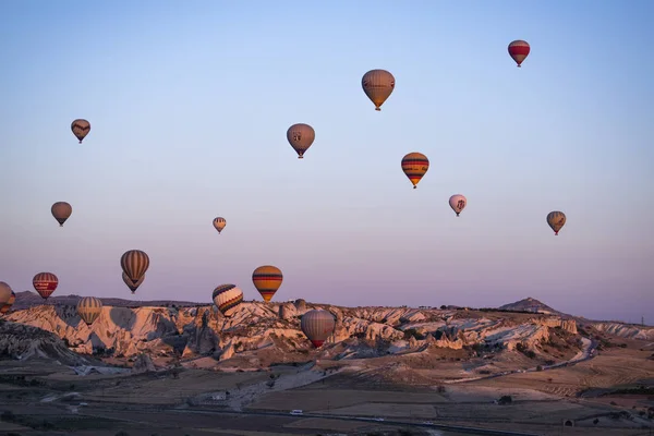 Capadócia Turquia Europa 2019 Balões Quente Flutuando Amanhecer Vista Vale — Fotografia de Stock