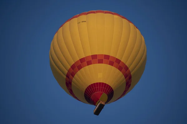 Kappadokien Turkiet Europa 2019 Traditionell Varmluftsballong Som Flyter Efter Gryningen — Stockfoto