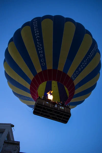 Cappadocië Turkije Europa 2019 Heteluchtballon Drijvend Bij Dageraad Lucht Boven — Stockfoto