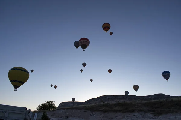 Kappadokien Turkiet Europa 2019 Traditionella Varmluftsballonger Svävar Gryningen Himlen Över — Stockfoto