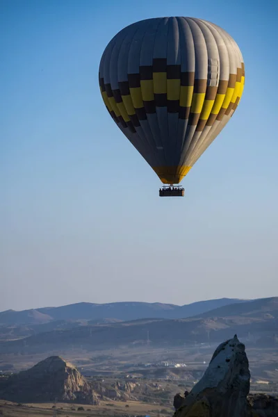 Capadócia Turquia Europa 2019 Balão Quente Flutuando Após Amanhecer Igreja — Fotografia de Stock