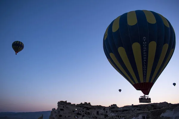Kappadokien Turkiet 2019 Varmluftsballonger Flyter Gryningen Kyrkan John Baptist Cavusin — Stockfoto
