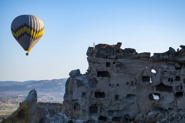 Capadócia Turquia Europa 2019 Balão Quente Flutuando Após Amanhecer Igreja — Fotografia de Stock