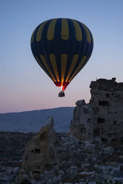 Capadócia Turquia 2019 Balão Quente Flutuando Amanhecer Igreja São João — Fotografia de Stock