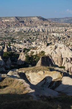 Kapadokya, Türkiye, Avrupa: ünlü bölgenin manzarası binlerce yıllık volkanik aktivite ve erozyondan kaynaklanıyor, volkanik enkazın oluşturduğu gözenekli kayaları beklenmedik şekillere dönüştürüyor.
