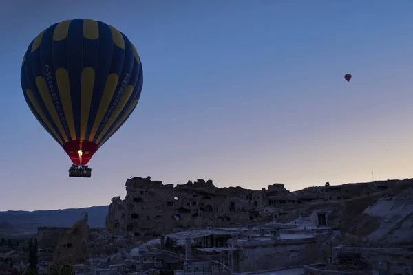 Καππαδοκία Τουρκία 2019 Αερόστατα Θερμού Αέρα Που Επιπλέουν Την Αυγή — Φωτογραφία Αρχείου