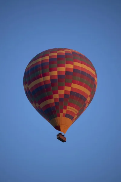 Kappadokien Turkiet Europa 2019 Traditionell Varmluftsballong Som Flyter Efter Gryningen — Stockfoto