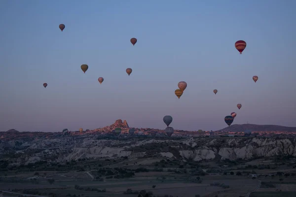 2019年8月7日 土耳其 卡帕多西亚 阿纳托利亚中部历史上著名的古城乌奇萨尔的空中景观 那里充满了非凡的自然奇观 黎明时分 热气球在令人叹为观止的粉色天空中飘扬 — 图库照片