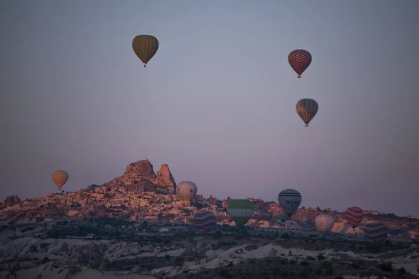 2019年8月7日 土耳其 卡帕多西亚 阿纳托利亚中部历史上著名的古城乌奇萨尔的空中景观 那里充满了非凡的自然奇观 黎明时分 热气球在令人叹为观止的粉色天空中飘扬 — 图库照片