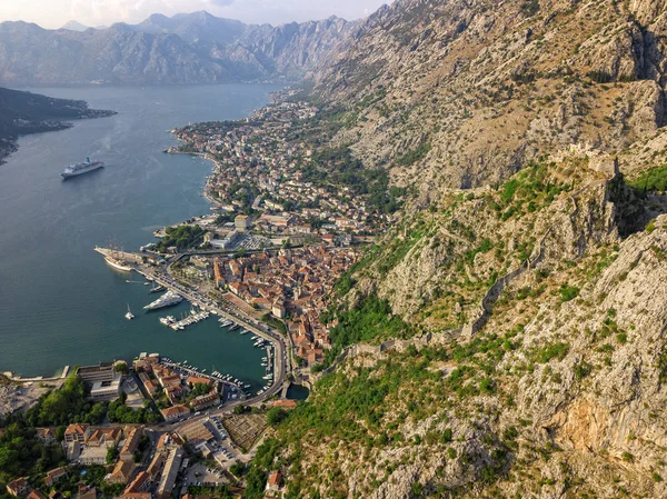 Widok Powietrza Zatokę Kotor Boka Stare Miasto Kotor Fortyfikacje Szczyt — Zdjęcie stockowe