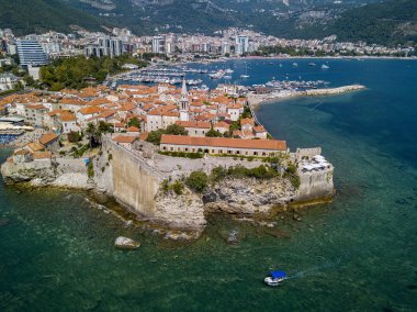 Budva, Karadağ 'ın eski kenti Budva' nın (stari grad) havadan görüşü. Adriyatik Denizi kıyısında dalgalı bir sahil. Karadağ turizm merkezi, iyi korunmuş ortaçağ duvarlı kenti, kumlu plajlar.