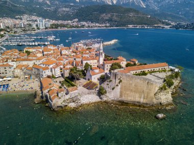 Budva, Karadağ 'ın eski kenti Budva' nın (stari grad) havadan görüşü. Adriyatik Denizi kıyısında dalgalı bir sahil. Karadağ turizm merkezi, iyi korunmuş ortaçağ duvarlı kenti, kumlu plajlar.
