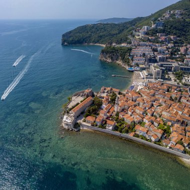 Budva, Karadağ 'ın eski kenti Budva' nın (stari grad) havadan görüşü. Adriyatik Denizi kıyısında dalgalı bir sahil. Karadağ turizm merkezi, iyi korunmuş ortaçağ duvarlı kenti, kumlu plajlar.