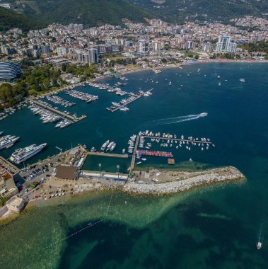 Karadağ 'ın Budva Limanı' na demirlemiş teknelerin hava manzarası. Arka planda modern Budva. Plajlar ve şeffaf deniz. Tatil ve turizm