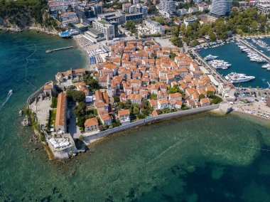 Budva, Karadağ 'ın eski kenti Budva' nın (stari grad) havadan görüşü. Adriyatik Denizi kıyısında dalgalı bir sahil. Karadağ turizm merkezi, iyi korunmuş ortaçağ duvarlı kenti, kumlu plajlar.