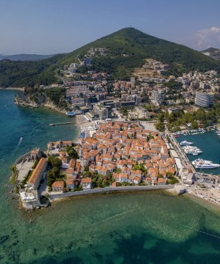 Budva, Karadağ 'ın eski kenti Budva' nın (stari grad) havadan görüşü. Adriyatik Denizi kıyısında dalgalı bir sahil. Karadağ turizm merkezi, iyi korunmuş ortaçağ duvarlı kenti, kumlu plajlar.